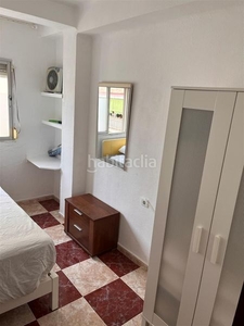 Piso fantastica oportunidad apartamento de 3 dormitorios con vistas laterales al mar a 30 metros de la playa en Estepona