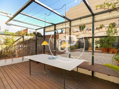 Piso en venta con más de 100m2 de terraza ajardinada en zona galvany, en Barcelona