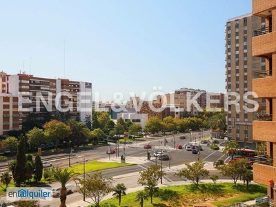 Acogedor piso cerca del Mestalla con parking