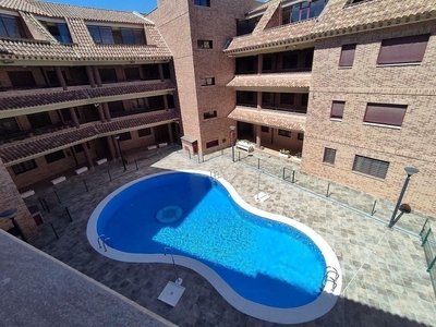 Alquiler de ático en Alcázar de San Juan de 2 habitaciones con terraza y piscina