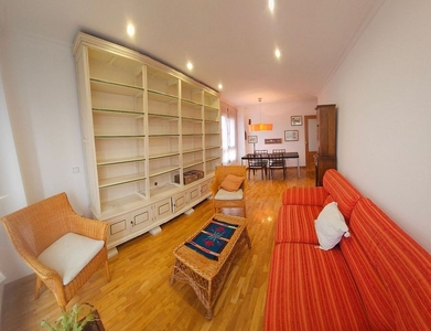 Alquiler de piso en calle Mayorazu de 2 habitaciones con garaje y muebles