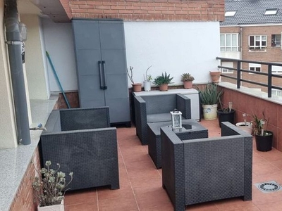 Ático en alquiler en Ciudad Naranco de 2 habitaciones con terraza y garaje