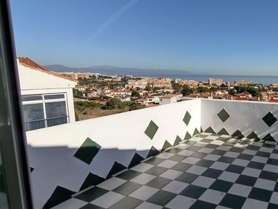 Dúplex en venta. Apartamento dúplex en pleno centro de Arroyo de la Miel. Grandes terrazas con preciosas vistas despejadas al mar.