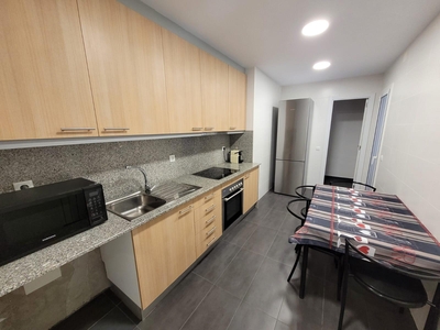 Piso en venta. Centro. Zona Clot de les Granotes. Piso completamente reformado de 3 dormitorios con calefacción de gas y aire acondicionado.