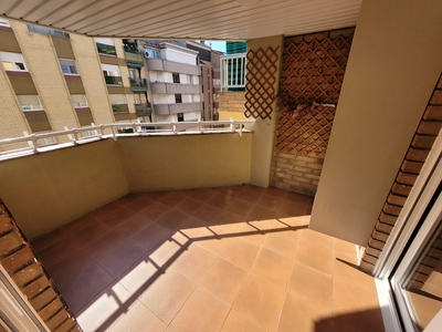 Piso en venta. Zona Alta. Ubicado en Bisbe Martín Ruano. Se vende amplia vivienda de 139 útiles con calefacción de gas. Incluye plaza de garaje.