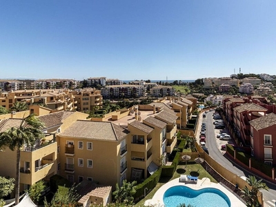 Venta de ático en Riviera del Sol de 3 habitaciones con terraza y piscina