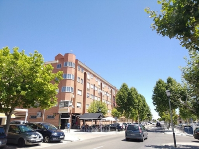 Venta de piso en calle Valladolid de 3 habitaciones con piscina y jardín