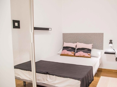Acogedora habitación en alquiler en el apartamento de 6 dormitorios en L'Eixample