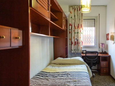 Acogedora habitación en alquiler en piso de 4 dormitorios en Barcelona