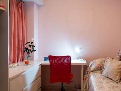 Acogedora habitación en apartamento de 2 dormitorios en Sarrià-Sant Gervasi.