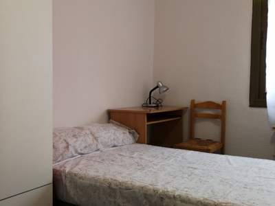 Acogedora habitación en apartamento de 3 dormitorios en Cerdanyola del Vallès.