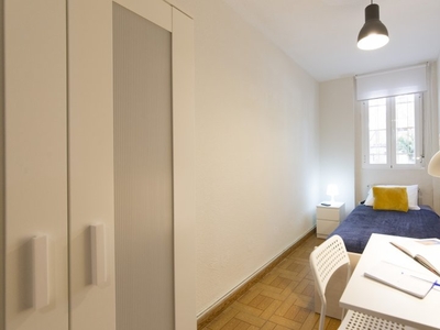 Acogedora habitación en apartamento de 5 dormitorios en Usera, Madrid.