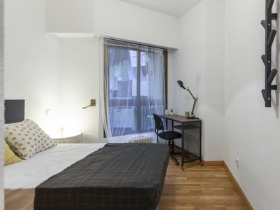 Acogedora habitación en piso de 5 dormitorios en Delicias, Madrid.