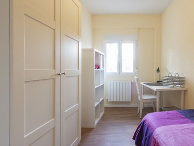 Acogedora habitación en un apartamento de 3 dormitorios en Carabanchel, Madrid