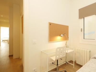 Acogedora habitación en un apartamento de 3 dormitorios en Gràcia, Barcelona