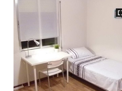 Acogedora habitación en un apartamento de 3 dormitorios en Opañel, Madrid