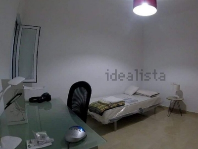 Alquiler de habitaciones en casa de 4 habitaciones en Almería