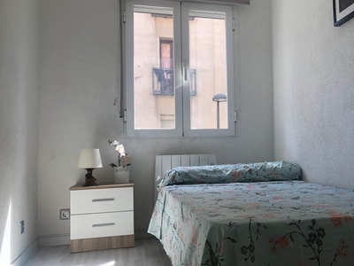 Alquiler de habitaciones en piso de 4 dormitorios en Numancia, Madrid