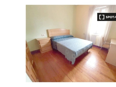 Alquiler de habitaciones en piso de 5 dormitorios en Vigo