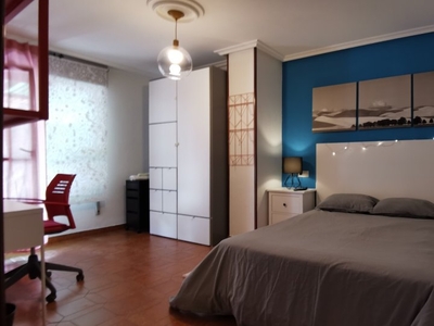 Alquiler de habitaciones en piso de 5 habitaciones en Oviedo