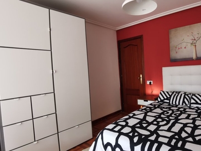 Alquiler de habitaciones en piso de 5 habitaciones en Oviedo