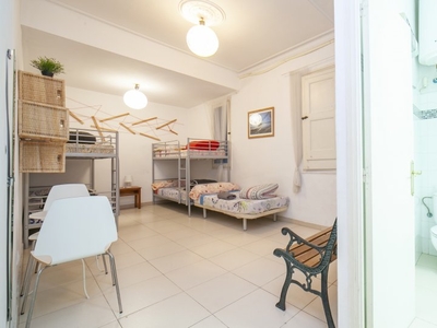 Alquilo habitación apartamento de 3 dormitorios L'Esquerra de l'Eixample