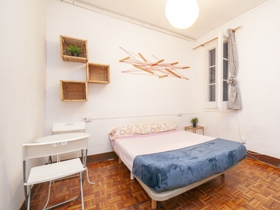 Alquilo habitación apartamento de 3 dormitorios L'Esquerra de l'Eixample