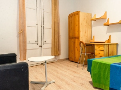 Amplia habitación en alquiler en apartamento de 3 dormitorios, El Raval.