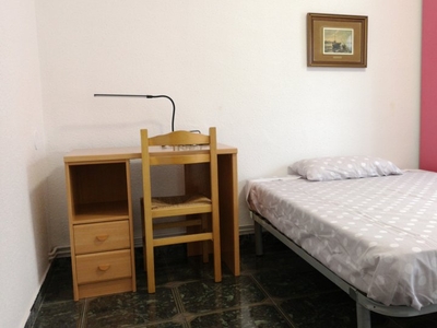 Amplia habitación en apartamento de 3 dormitorios en Cerdanyola del Vallès.