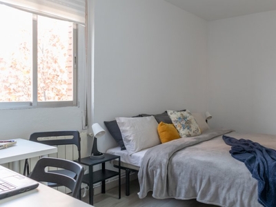 Amplia habitación en apartamento de 5 dormitorios en Usera, Madrid.