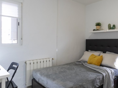 Amplia habitación en apartamento de 5 dormitorios en Usera, Madrid.