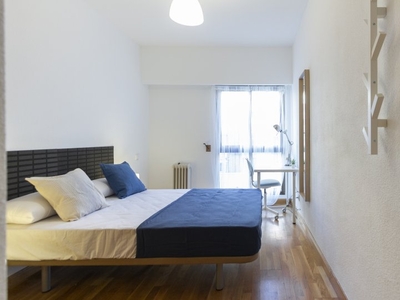 Amplia habitación en piso de 5 dormitorios en Delicias, Madrid.