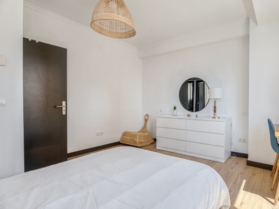Amplia habitación en un apartamento de 4 dormitorios en Poblats Marítims