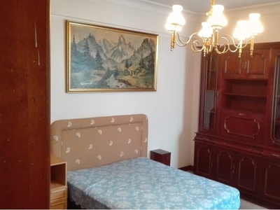 Amplia habitación en un apartamento de 4 dormitorios en Rekalde, Bilbao