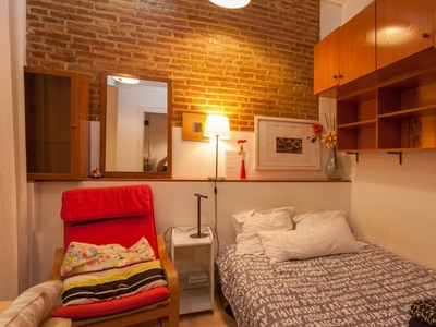 Bonita habitación en un apartamento de 5 dormitorios en Barri Gòtic, Barcelona.