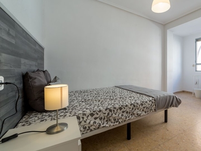 Buena habitación en apartamento de 6 dormitorios en Benimaclet, Valencia