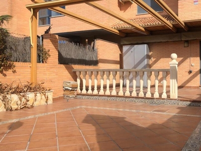 Casa adosada de alquiler en Los Villares