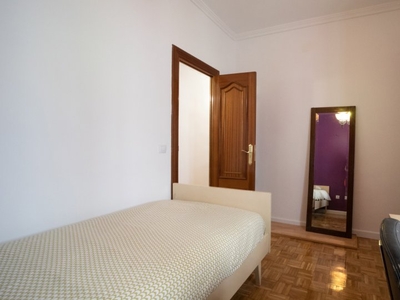 Colorida habitación en alquiler en Vista Alegre, Madrid.
