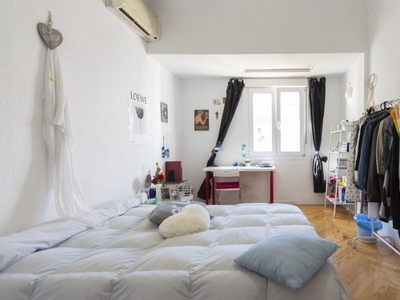Cómoda habitación en alquiler en piso de 8 habitaciones en Moncloa
