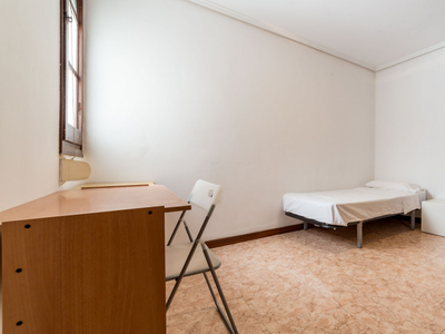 Cómoda habitación en el apartamento de 5 dormitorios Extramurs, Valencia