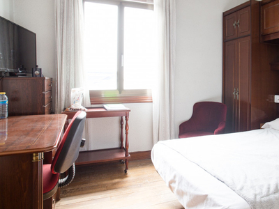 Cómoda habitación en un apartamento de 4 dormitorios en Rekalde, Bilbao