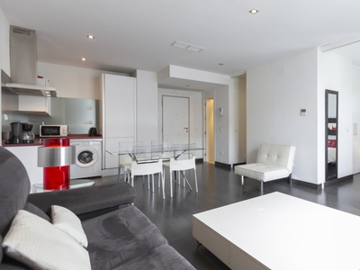Elegante apartamento de 2 dormitorios en Chueca, Madrid.
