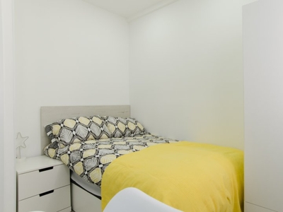 Elegante habitación en alquiler en apartamento de 4 dormitorios en Delicias