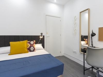 Elegante habitación en alquiler en un apartamento de 6 habitaciones, Tetuán, Madrid.
