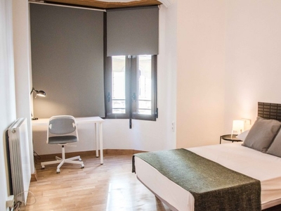 Encantadora habitación en alquiler en apartamento de 6 dormitorios en L'Eixample