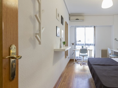 Espacioso. habitación en piso de 5 dormitorios en Delicias, Madrid
