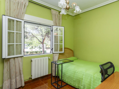 Gran habitación en apartamento de 4 dormitorios en Ciudad Lineal, Madrid