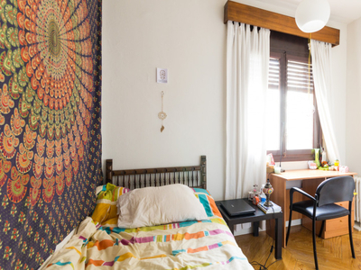 Gran habitación en apartamento de 4 dormitorios en Moncloa, Madrid