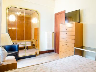 Gran habitación en apartamento de 5 dormitorios en Rekalde, Bilbao