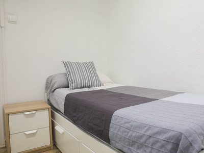 Gran habitación en un apartamento de 4 dormitorios en Extramurs, Valencia